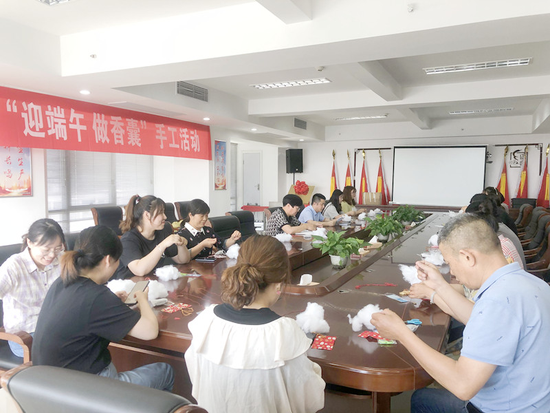 做香囊活動(dòng).jpg 做香囊活動(dòng).jpg