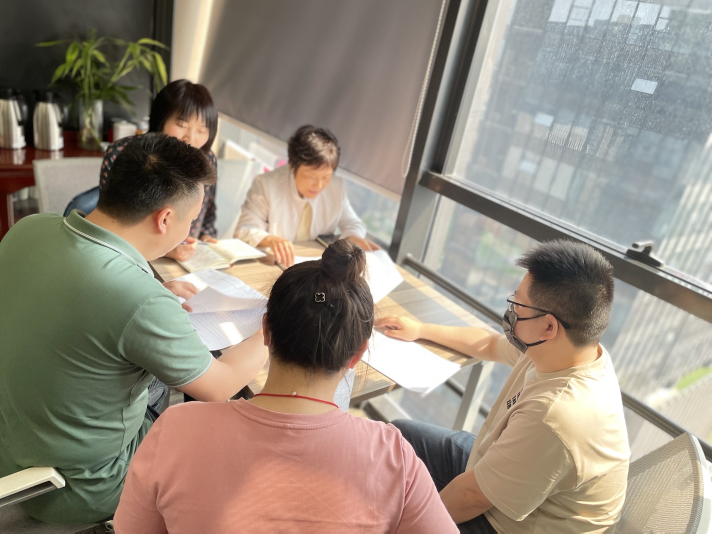 與相關(guān)部門座談