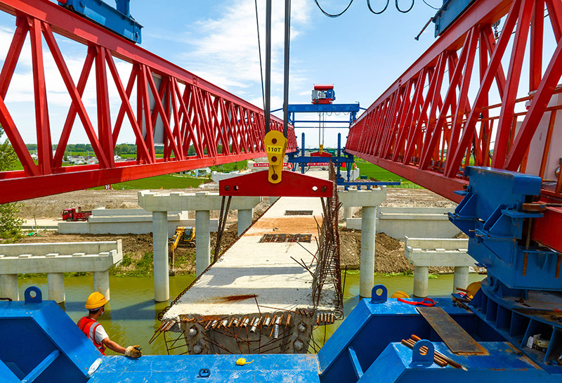 6、百余噸重的箱梁在架橋機(jī)上緩緩移向?qū)Π?jpg