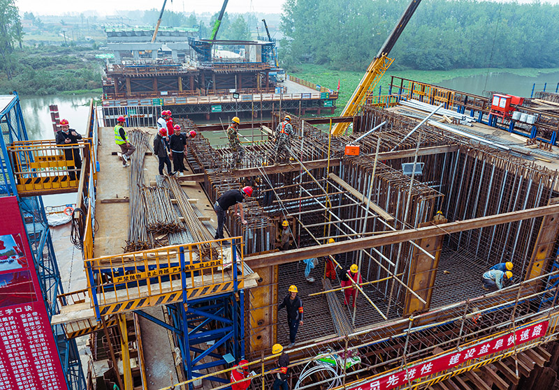 圖3、10月16日早晨，各個(gè)崗位的人們在204國道鹽阜快速通道黃沙港特大橋工地忙碌.jpg