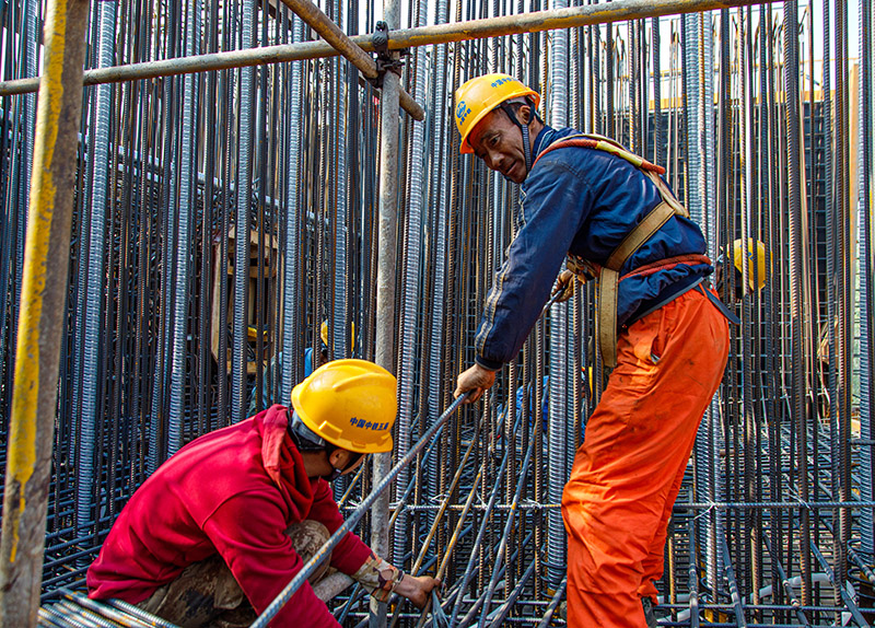 圖7、10月16日早晨，204國道鹽阜快速通道黃沙港特大橋工地，大橋北主墩鋼筋施工現(xiàn)場，工人們在緊張施工 。.jpg