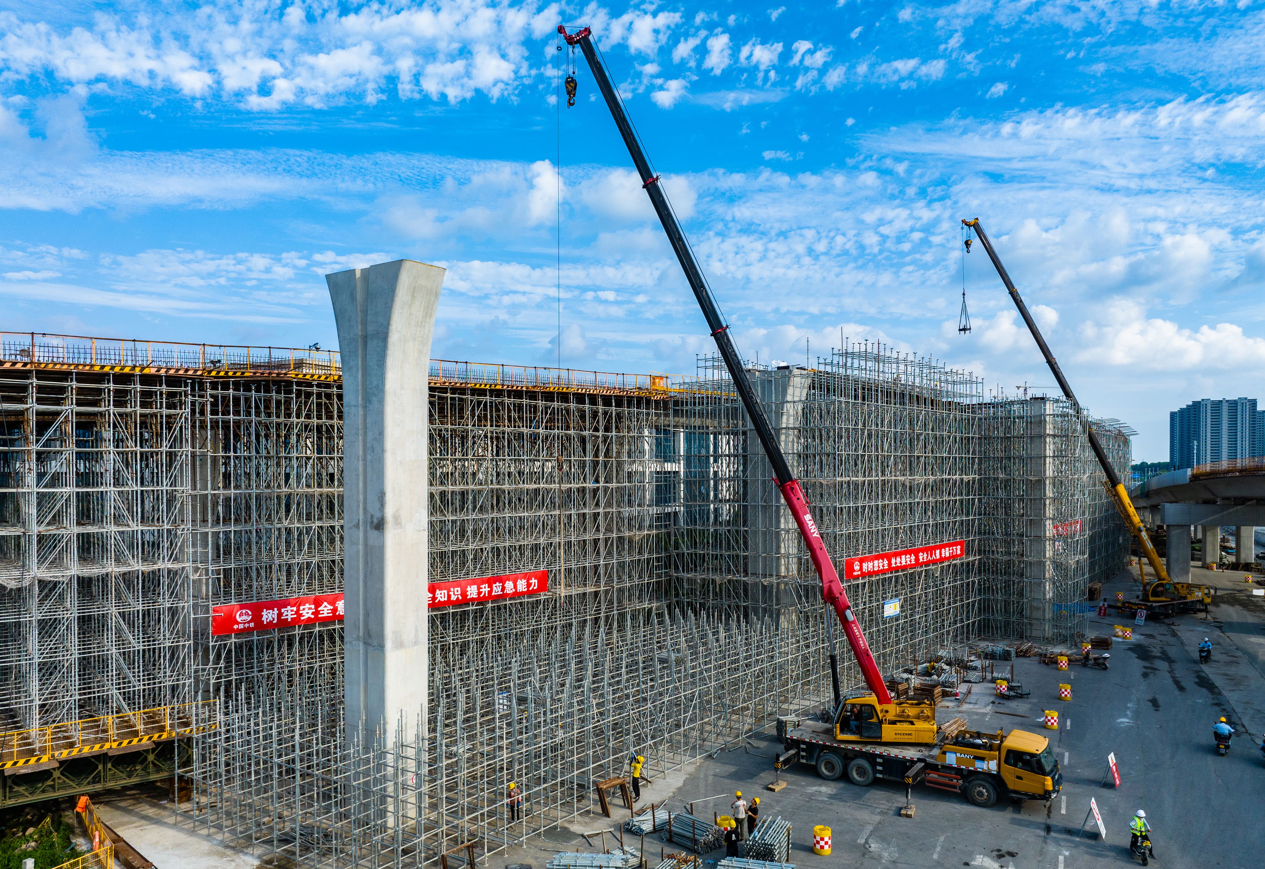 高架四期與鹽阜快速通道互通樞紐施工現(xiàn)場.jpg