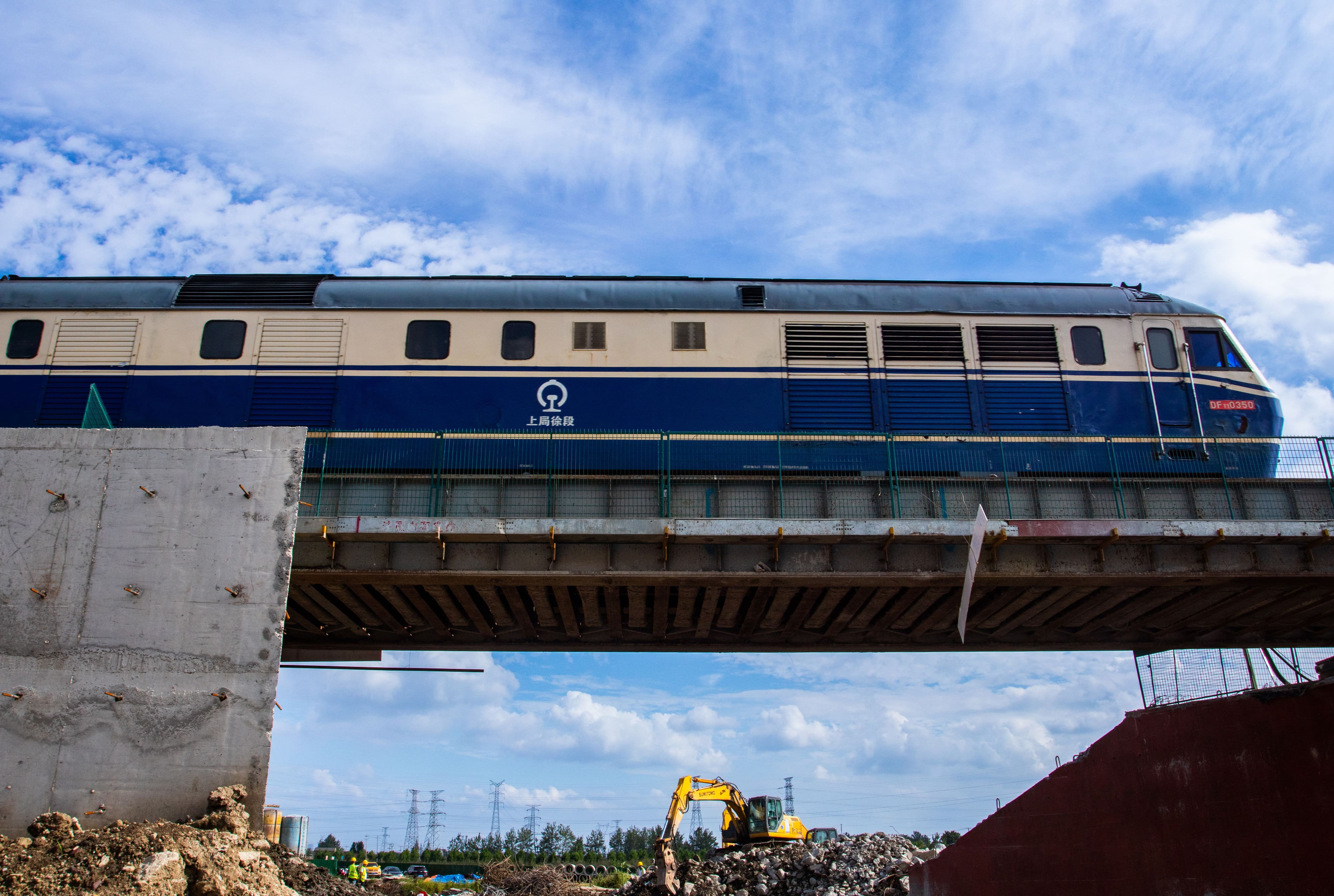 鹽阜快速通道下穿新長鐵路段，安全措施嚴格落實到位 ，施工期間鐵路正常運營.jpg
