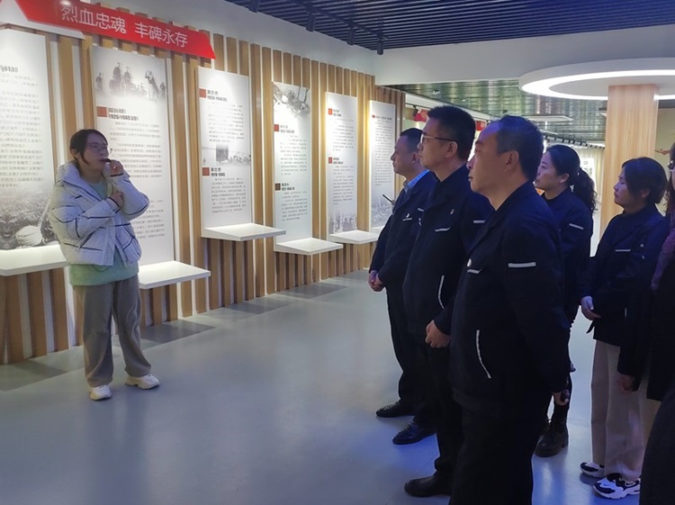 聆聽講解1.jpg 聆聽講解1.jpg