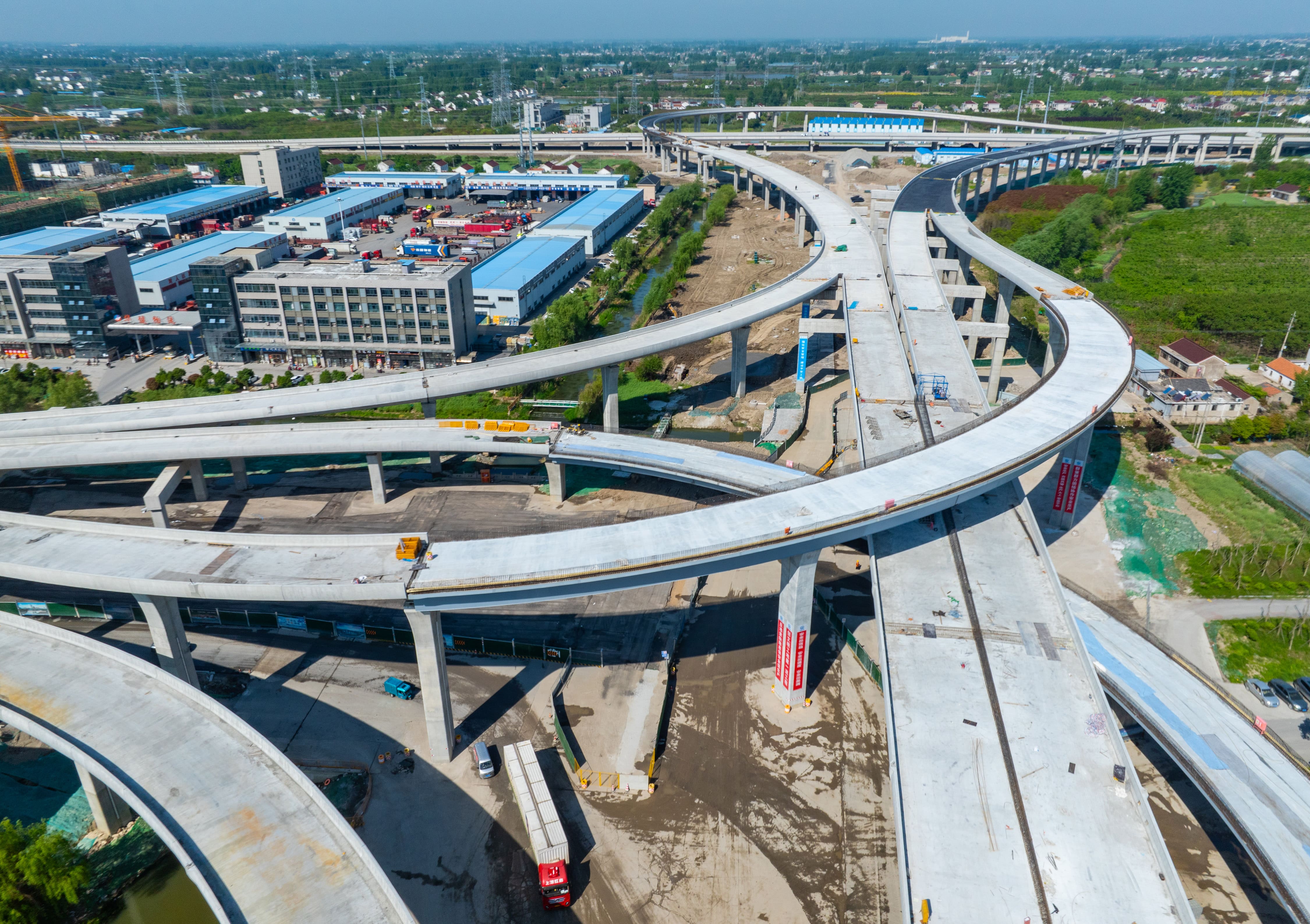 高架四期與204國(guó)道鹽阜快速通道通過(guò)互通匝道“無(wú)縫對(duì)接”。.jpg