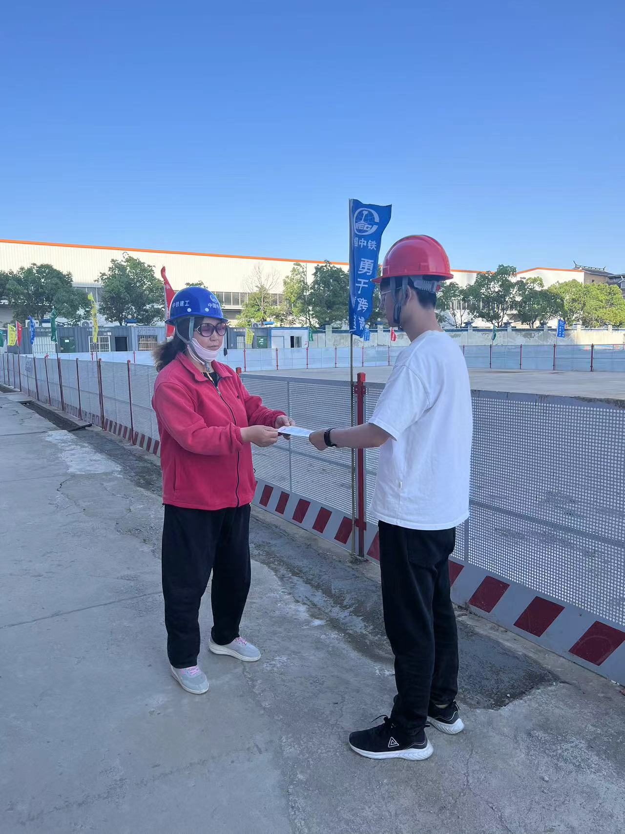 誠(chéng)信文化宣傳進(jìn)工地”活動(dòng) (1).jpg