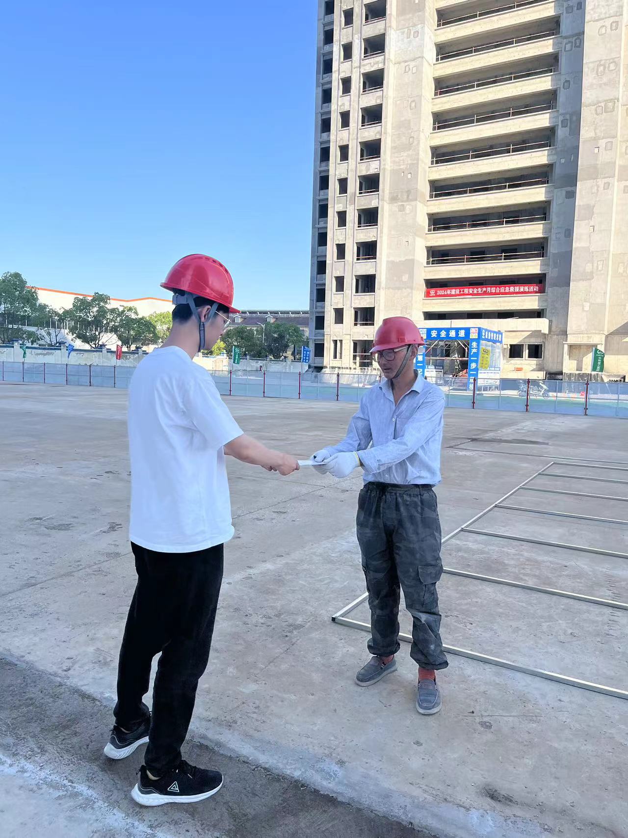 誠(chéng)信文化宣傳進(jìn)工地”活動(dòng) (2).jpg