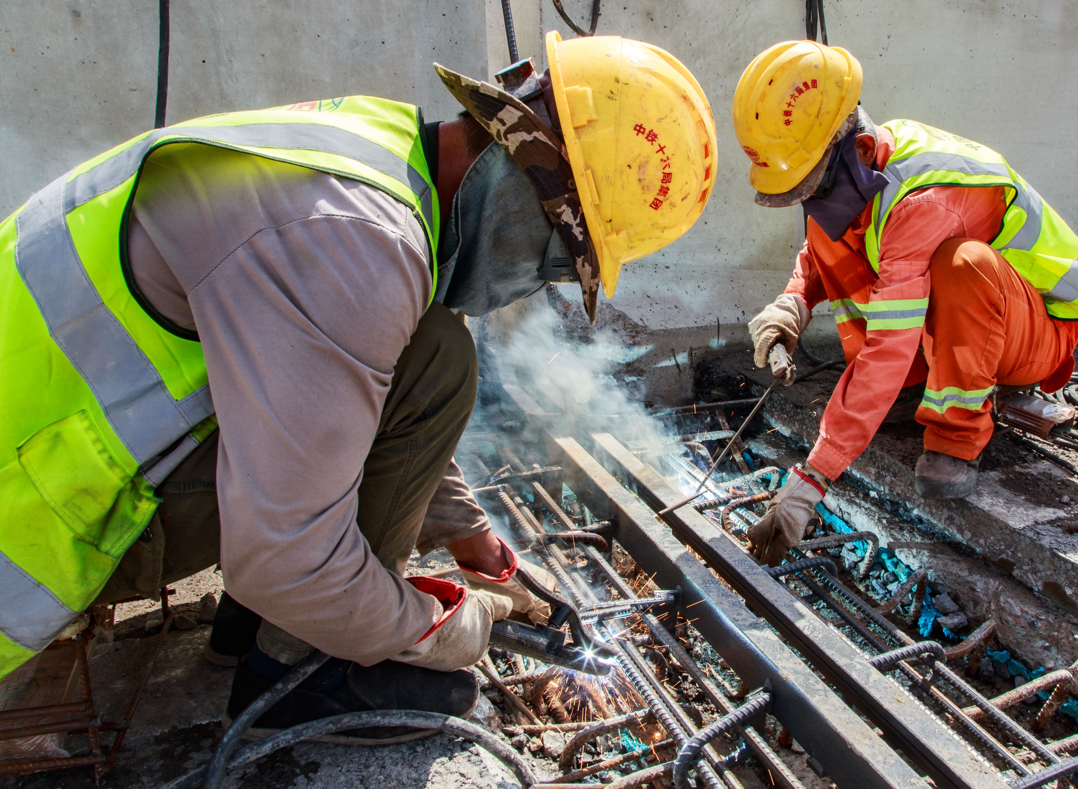 工人在進(jìn)行橋梁伸縮縫施工.jpg 工人在進(jìn)行橋梁伸縮縫施工.jpg