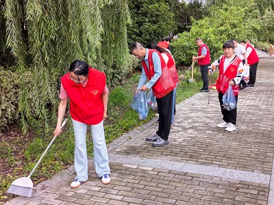 7月19日，三分公司黨支部組織黨員志愿者走進金水灣社區(qū)開展以“志愿服務進社區(qū)  護河愛水齊參與”為主題的環(huán)境保護志愿服務活動，用實際行動幫助社區(qū)做好轄區(qū)內(nèi)河道的環(huán)境衛(wèi)生整治工作。3.jpg