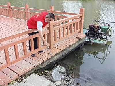 7月19日，三分公司黨支部組織黨員志愿者走進金水灣社區(qū)開展以“志愿服務進社區(qū)  護河愛水齊參與”為主題的環(huán)境保護志愿服務活動，用實際行動幫助社區(qū)做好轄區(qū)內(nèi)河道的環(huán)境衛(wèi)生整治工作。2.jpg