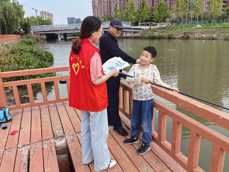 7月19日，三分公司黨支部組織黨員志愿者走進金水灣社區(qū)開展以“志愿服務進社區(qū)  護河愛水齊參與”為主題的環(huán)境保護志愿服務活動，用實際行動幫助社區(qū)做好轄區(qū)內(nèi)河道的環(huán)境衛(wèi)生整治工作。4.jpg