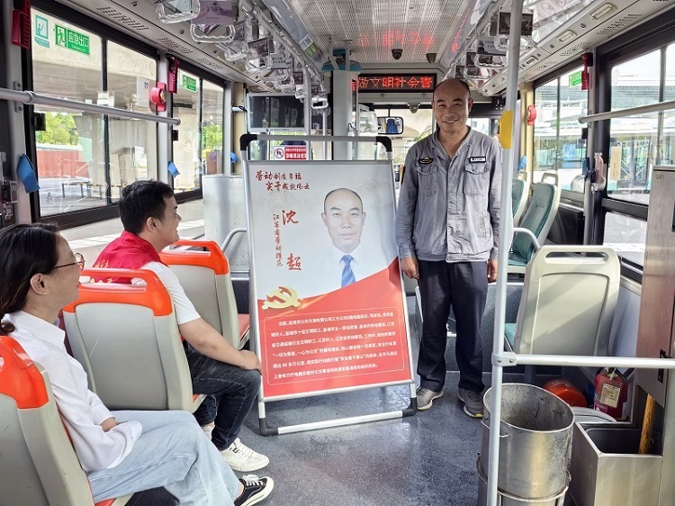 為大力弘揚勞模精神、勞動精神和工匠精神，充分發(fā)揮勞模示范引領(lǐng)作用，助力公交服務(wù)品質(zhì)提升專項行動，進一步激發(fā)青年職工的勞動熱情，7月15日，三分公司黨支部組織黨員、團員青年及職工代表深入高鐵站公交停車場開展“勞動創(chuàng)造幸福”主題宣傳教育活動。4.jpg