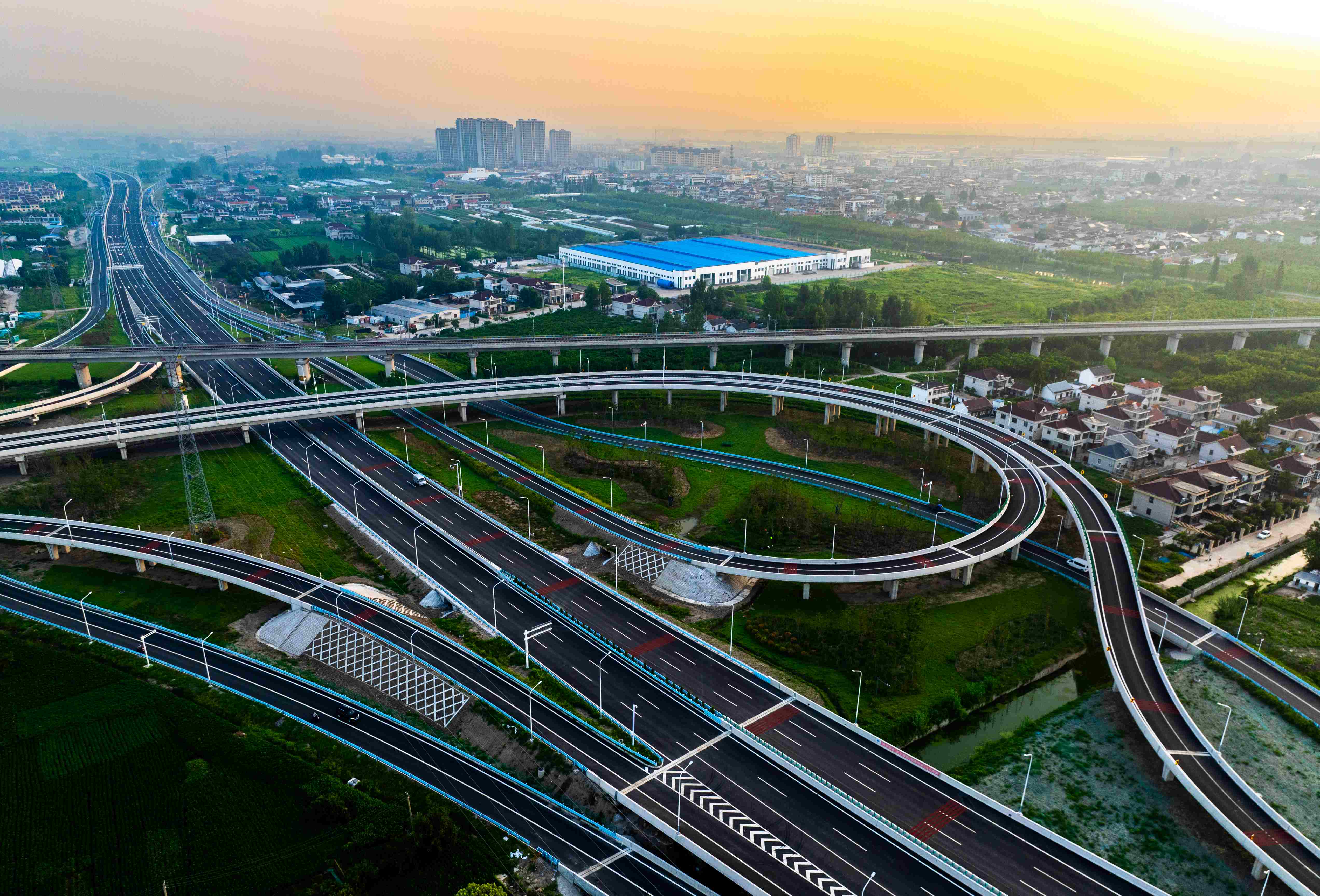 8月15日清晨，沐浴在清晨霞光里的204國(guó)道鹽阜快速通道三灶樞紐。1.JPG
