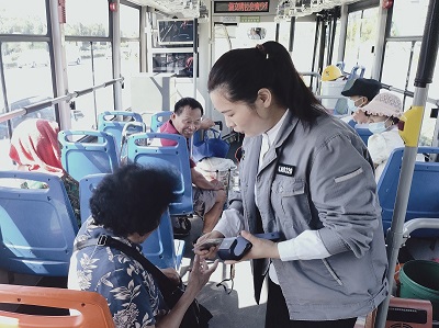 乘務(wù)員嚴(yán)曉會(huì).jpg