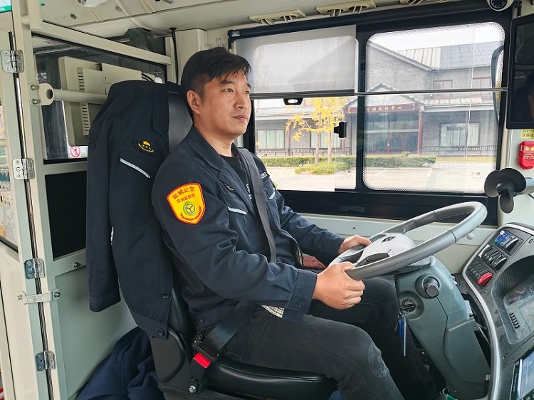 駕駛員張玉春.jpg