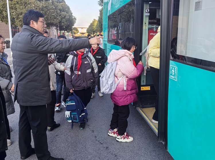 新洋第二實(shí)驗(yàn)學(xué)校祝校長引導(dǎo)學(xué)生上車.jpg