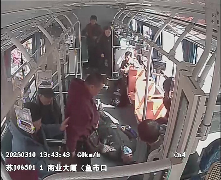 1-1路車廂內(nèi)老人暈倒.png