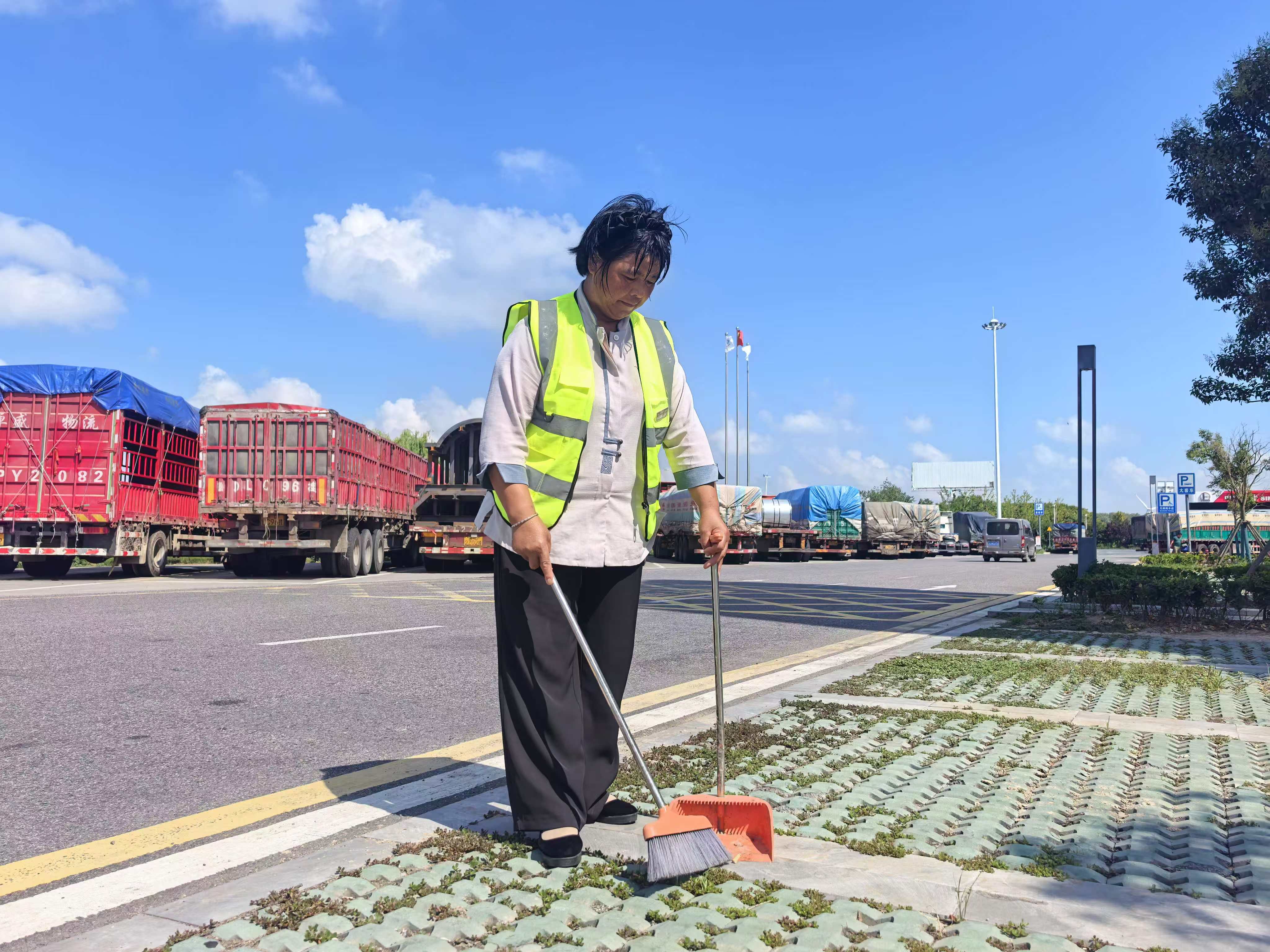 服務(wù)區(qū)2.jpg 服務(wù)區(qū)2.jpg