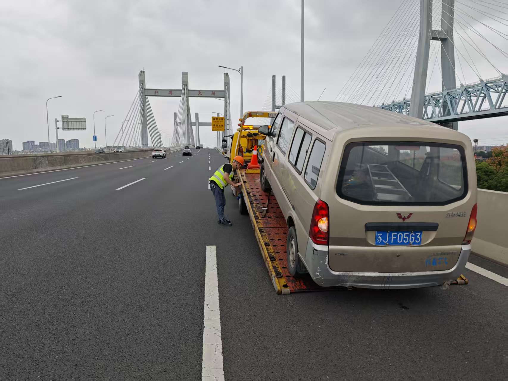 公務(wù)車2.jpg 公務(wù)車2.jpg